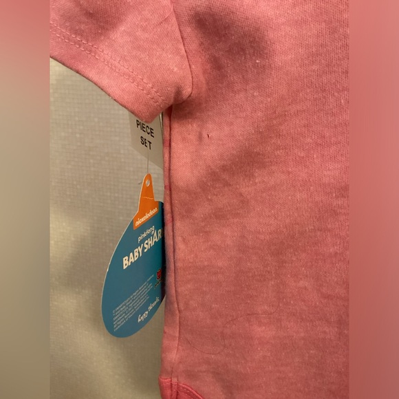 New Baby Shark Onesie Girls 6 to 9 Months 2 Pieces Pink Grey Bodysuit - Picture 11 of 12